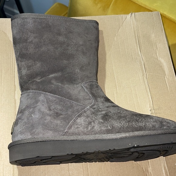 Brand New Authentic UGG Celvin Chocolate Brown - Picture 3 of 6